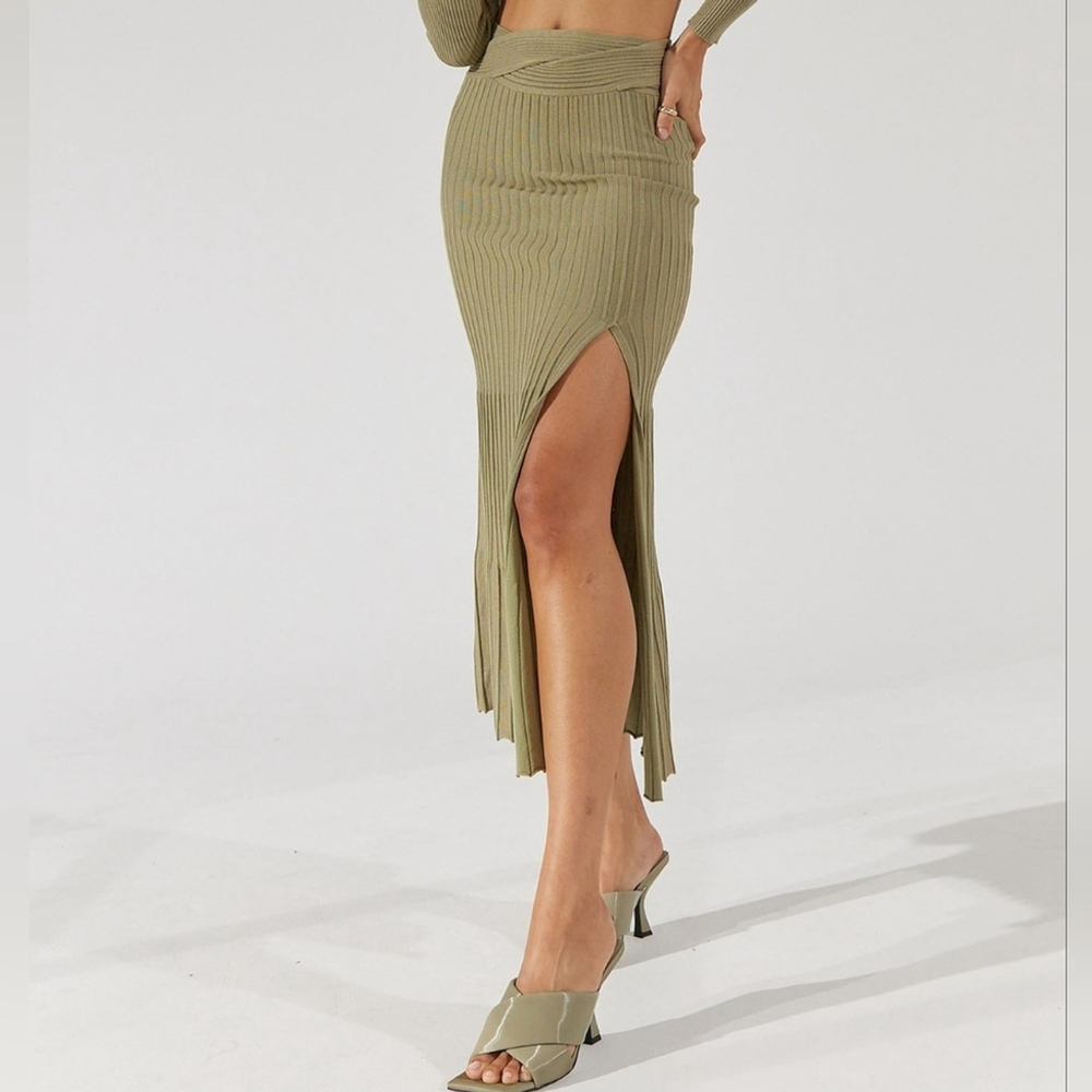 $149 NWT SOVERE Inertia Midi Skirt In Green Tea Size Medium / 10